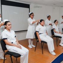 Estudiantes de Enfermería participan en ceremonia de imposición de cofias
